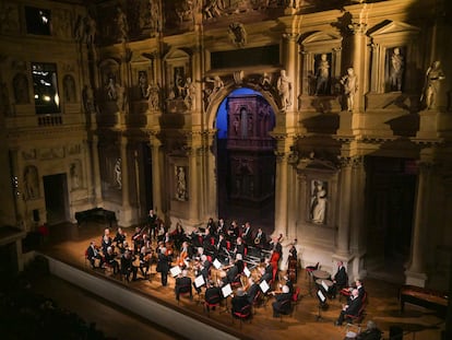 András Schiff dirige a la Cappella Andrea Barca en el Teatro Olimpico la obertura de la música incidental para 'El sueño de una noche de verano' de Felix Mendelssohn.