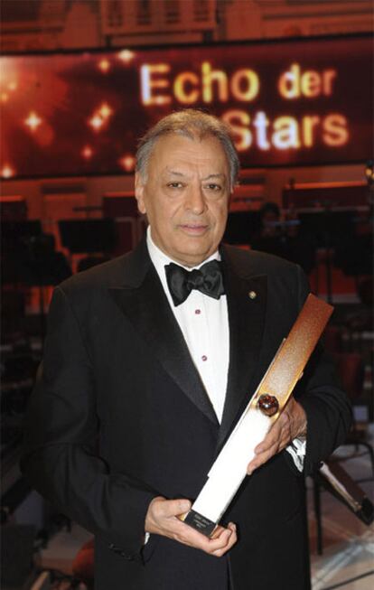 El director de origen indio Zubin Metha posa con el premio conseguido en la edición de los premios de música Echo Clásicos 2011, en Berlín.