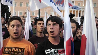 Jóvenes comunistas griegos, en una protesta contra el rescate en el centro de Atenas.