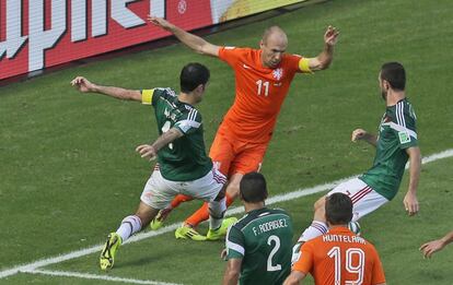 Rafael Márquez (i), comete penalti al holandés Arjen Robben.