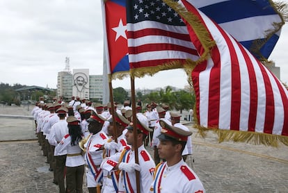 Guardia de honor militar cubana se preparan para la llegada de Barack Obama para el acto de la ofenda floral en el momnumento a José Martí en la plaza de la Revolución.