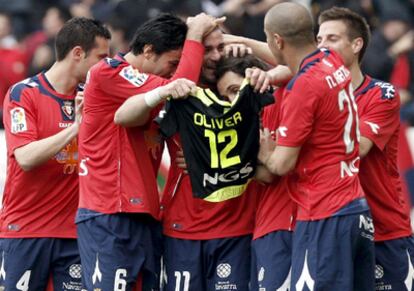 Los jugadores de Osasuna celebran el gol del triunfo