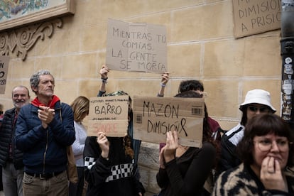 Protesta frente a las Cortes valencianas para pedir las dimisión del presidente de la Generalitat, Carlos Mazón, este viernes. 