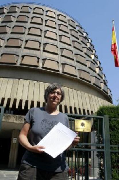 La portavoz de Vivienda del PSOE, Leire Iglesias, momentos antes de presentar en el Tribunal Constitucional un recurso de inconstitucionalidad contra la 'ley antidesahucios'.