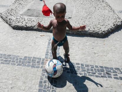 A través del proyecto, los alumnos volvieron a descubrir su barriada y retrataron momentos en los cuales no habían reparado hasta entonces. En esta imagen, el fotógrafo captura el momento en que la gorrita de un niño se vuela mientras juega con una pelota en la playa de Barra da Tijuca, al suroeste de Río de Janeiro.
