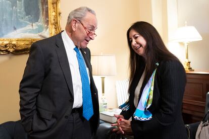 El líder de la mayoría demócrata en el Senado, Chuck Schumer, y Adriana Kugler, propuesta como consejera de la Reserva Federal, se han reunido este martes en el Capitolio.

