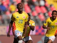 Joel Canchimbo (izquierda) celebra en Talca, Chile, el 8 de octubre.