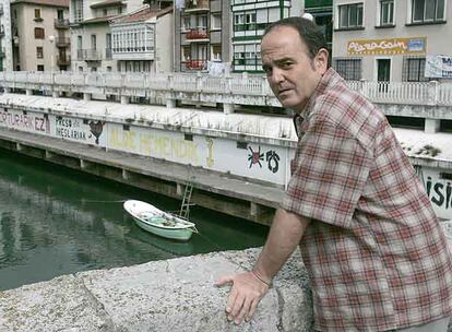 Iñaki García, edil de Ezker Batua, en el Puente Viejo de Ondarroa.