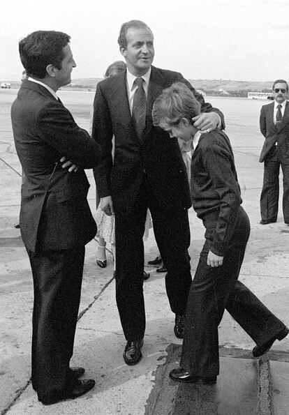 18 de mayo de 1979. El rey hace un gesto cariñoso a su hijo, en presencia del expresidente del Gobierno Adolfo Suárez, en el aeropuerto, a la vuelta de los Reyes de su viaje a Costa de Marfil, Guinea y Senegal.