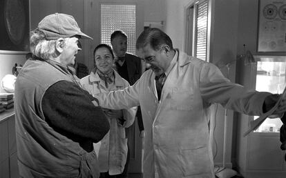 Desde la izquierda, Carlos Saura junto a los actores Juan Luis Galiardo y Eulalia Ramón, durante el rodaje de la película 'Pajarico', en 1996.