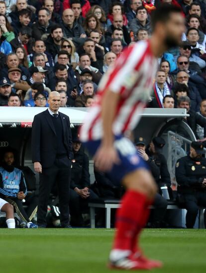 Zidane, entrenador del Real Madrid, observa el juego en el Bernabéu.