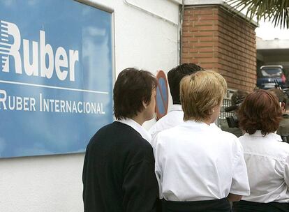 Desde las 13.00 horas muchos han sido los curiosos que se han desplazado a las inmediaciones del centro hospitalario para observan con detalle todo lo que ocurre.