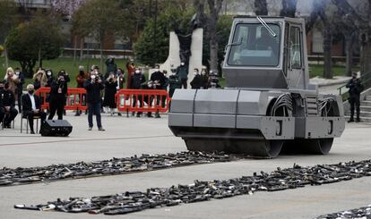 El presidente del Gobierno, Pedro Sánchez, ha recordado este jueves, durante el acto simbólico de destrucción de 1.400 armas de grupos terroristas celebrado en el Colegio de Guardias Jóvenes Duque de Ahumada, de Valdemoro (Madrid), que “aún queda arrojar luz sobre crímenes sin resolver” de ETA, más de 300 según las asociaciones de víctimas. En la imagen, una apisonadora destruye armas de ETA y los GRAPO.