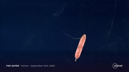 Foto de satélite de septiembre en el que se ve un vertido junto al petrolero Safer en el mar Rojo.