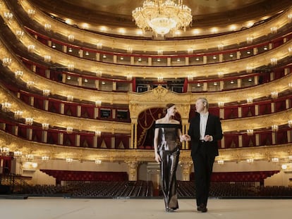 Svetlana Zakharova y Vadim Repin sobre el escenario del Teatro Bolshói de Moscú, con el patio de butacas a sus espaldas.