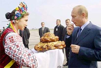 Putin es recibido a la manera tradicional, con pan y sal, ayer en Zaporozhye (Ucrania). PLANO MEDIO - ESCENA