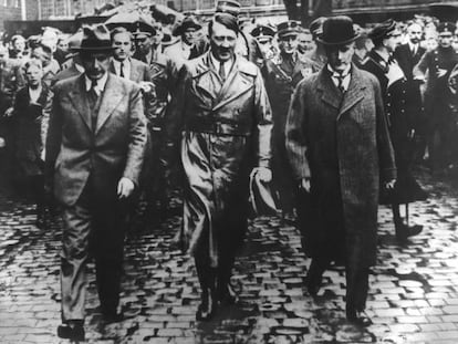 Adolf Hitler, junto al industrial alemán Gustav Krupp (derecha), en una visita a una fábrica en Essen.