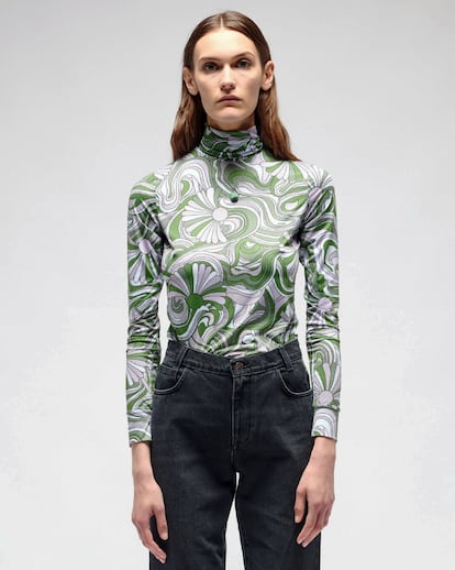 Raf Simons.
El codirector creativo de Prada viaja hasta los años setenta con su línea homónima rescatando estampados en espiral, flores ilusorias y la canción de Children of the Revolution de la banda T.Rex estampada en la delantera. Prendas unisex como este top con cuello tortuga (que lleva el monograma R en la garganta) reviven el espíritu glam de la época.