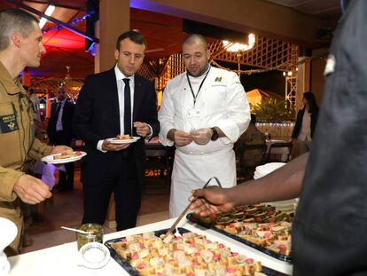 Emmanuel Macron con Gillaume Gomez, en la visita a las tropas francesas del día 27 a la base de Niamey.