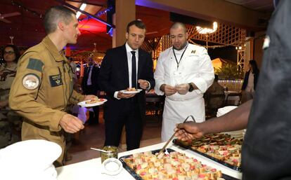 Emmanuel Macron con Gillaume Gomez, en la visita a las tropas francesas del día 27 a la base de Niamey.