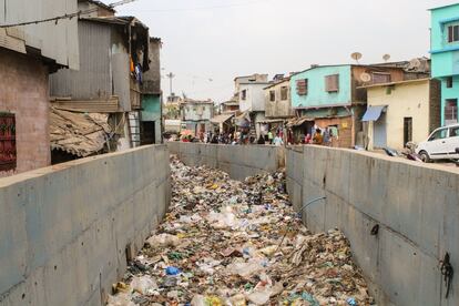 Basura en una calle de la ciudad de Bainganwadi.