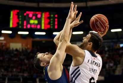 Felipe Reyes se dispone a tirar a canasta ante el ala-pivot esloveno Bostjan Nachbar