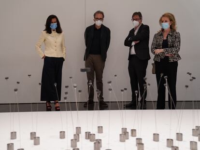 Ainhoa Grandes, Joan Subirats, Ferran Barenblit y Mariàngela Vilallonga, en el Macba, junto a una de las obras de Takis, el día de reapertura.