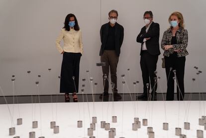 Ainhoa Grandes, Joan Subirats, Ferran Barenblit y Mariàngela Vilallonga, en el Macba, junto a una de las obras de Takis, el día de reapertura.