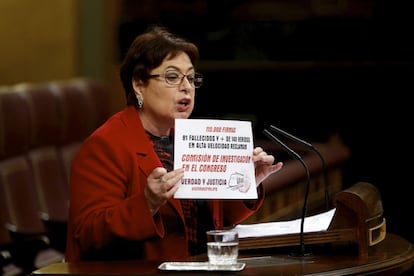 La diputada por Pontevedra del BNG, Olaia Fernández Davila, muestra un cartel en referencia al caso Alvia, durante su intervención.