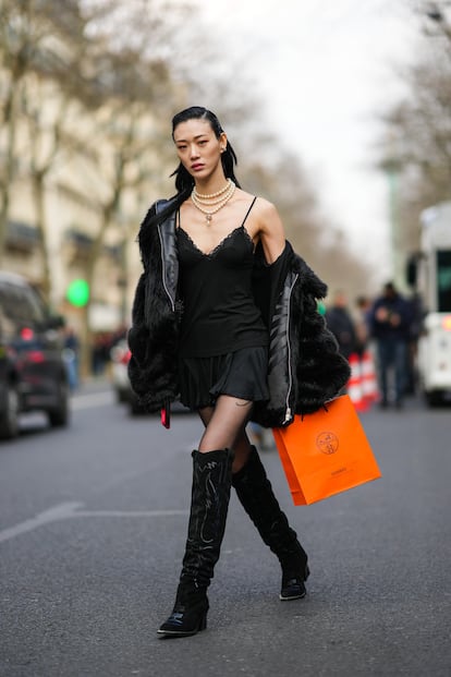 La modelo Sora Choi pasea con una bolsa de Hermès.