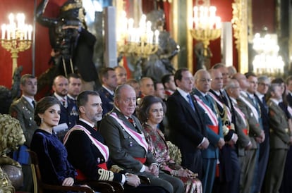 Felipe VI ha rendido hoy homenaje al Rey Juan Carlos, al que ha felicitado con motivo de su 80 cumpleaños y le agradecido "tantos años de servicio leal a España" y su "ejemplo vistiendo con honor el uniforme" de militar.