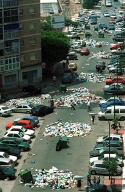 Vecinos de barriadas populares de Málaga protagonizaron decenas de cortes de calles y quema de basura para forzar su recogida.