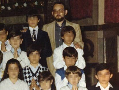 El exsalesiano José Miguel San Martin, 'don Chemi', durante la primera comunión de algunas de sus supuestas víctimas de abusos en 1983.
