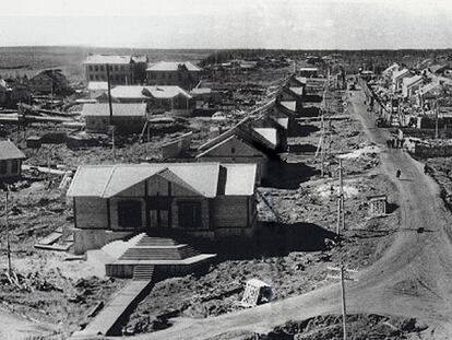 Construcción de la ciudad de Yermakovo (Siberia), a orillas del Yenisei, durante el trazado del ferrocarril del Norte (1947-1953), llamado Vía Muerta.
