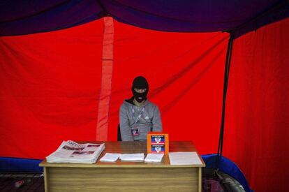 Un activista prorruso hace guardia en una tienda junto a un edificio gubernamental ocupado en Donetsk, Ucrania. 8 de mayo del 2014.