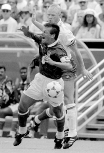 Koeman marca a Dunga en el Brasil-Holanda del Mundial de 1994.