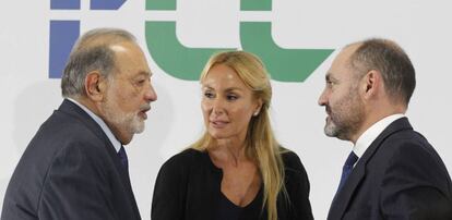 A la izquierda, el primer accionista de FCC, Carlos Slim, la presidenta del grupo, Esther Alcocer, y su CEO, Pablo Colio.