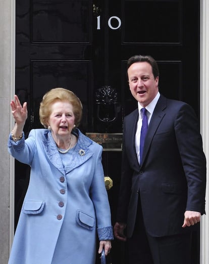 8 de junio de 2010, la exprimera ministra británica Margaret Thatcher junto al primer ministro David Cameron, a las puertas del número 10 de Downing Street en Londres (Reino Unido).