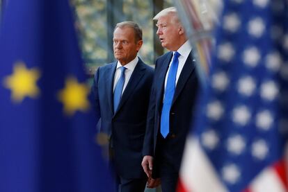 El presidente del Consejo Europeo Donald Tusk (i) recibe a Trump en la Sede de la Unión Europea.