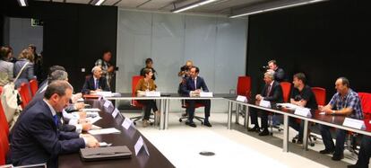Miembros del Foro Mar&iacute;timo y representantes del Gobierno vasco en una reuni&oacute;n anterior. 