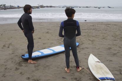 Diego Villarán baja con dos de sus alumnos a la Playa de Agua Dulce para un entrenamiento.