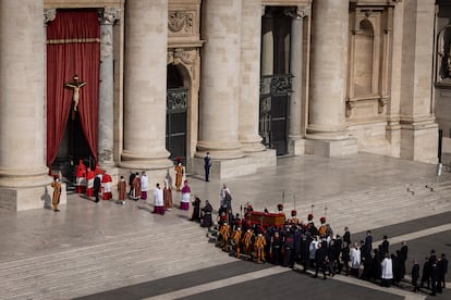 L'enterrament del Papa Francesc amb el fèretre arribant a la basílica de Sant Pere. 