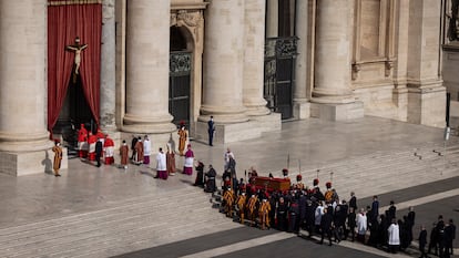 L'enterrament del Papa Francesc amb el fèretre arribant a la basílica de Sant Pere.