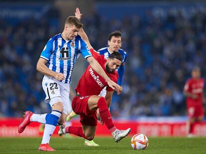 Alexander Sorloth roba el balón a Felipe en la acción que terminó con el segundo gol de la Real ante el Atlético.