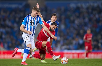 Alexander Sorloth roba el balón a Felipe en la acción que terminó con el segundo gol de la Real ante el Atlético.