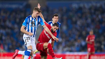 Alexander Sorloth roba el balón a Felipe en la acción que terminó con el segundo gol de la Real ante el Atlético.