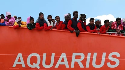 Decenas de migrantes llegan en el 'Aquarius' al puerto italiano de Salerno, en mayo.