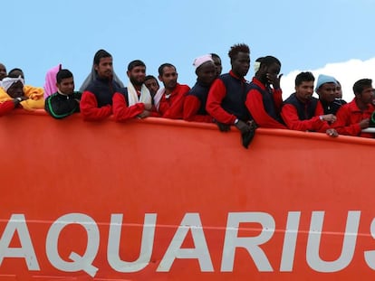 Decenas de migrantes llegan en el 'Aquarius' al puerto italiano de Salerno, en mayo.