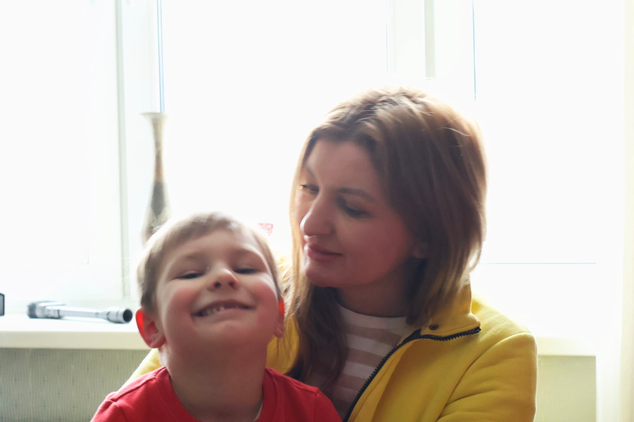 Svitlana Titova y su hijo Sasha en su apartmento de Kiev.