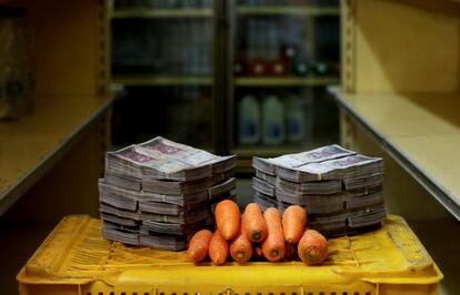 El bolívar soberano –bautizado así por el oficialismo– estará anclado en el petro, la criptomoneda creada en marzo por Maduro. Un kilogramo de zanahorias junto a 3.000.000 de bolívares, su precio equivalente a 0,46 dólares.